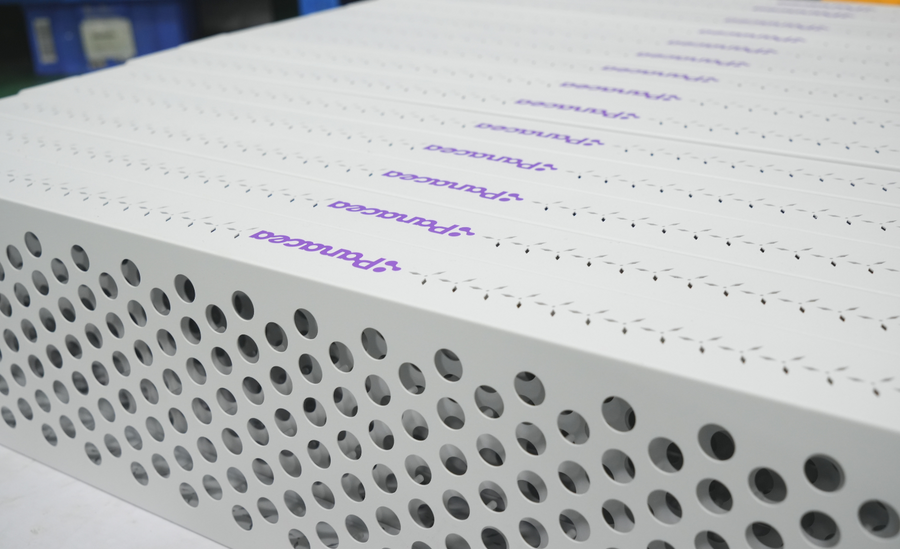 Apilamiento de carcasas de aluminio ATP Pro con el logotipo de Panacea en la fábrica