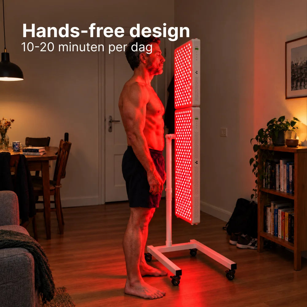 Man staat in de woonkamer voor de ATP Pure Combo Set op de verrijdbare standaard, handsfree 10 tot 20 minuten per dag