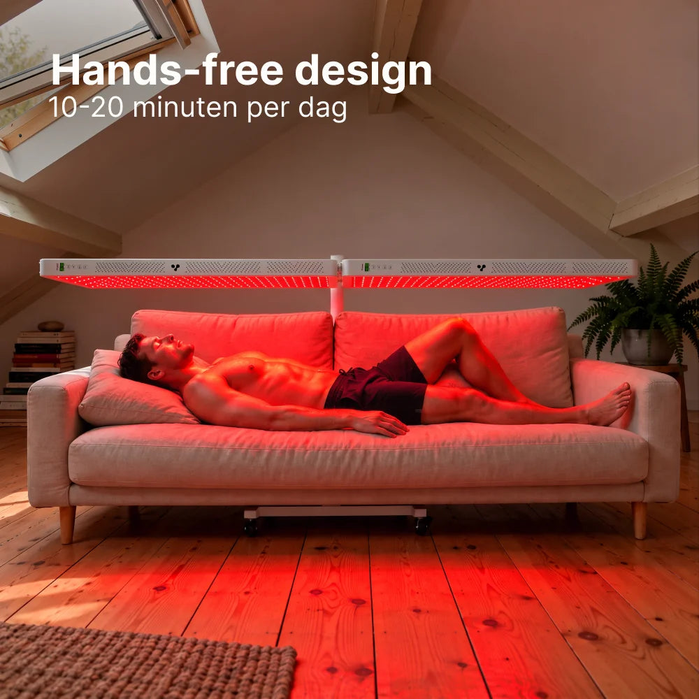 Man ligt op de bank onder de ATP Pure Duo Set in horizontale stand op de standaard, handsfree 10 tot 20 minuten per dag