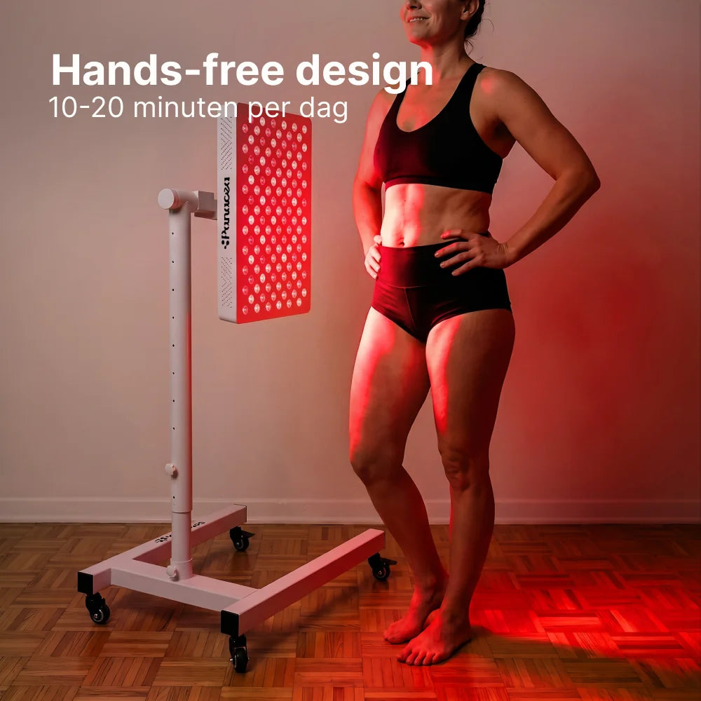 Vrouw staat voor de ATP Pure 700 op de verrijdbare standaard, handsfree 10 tot 20 minuten per dag