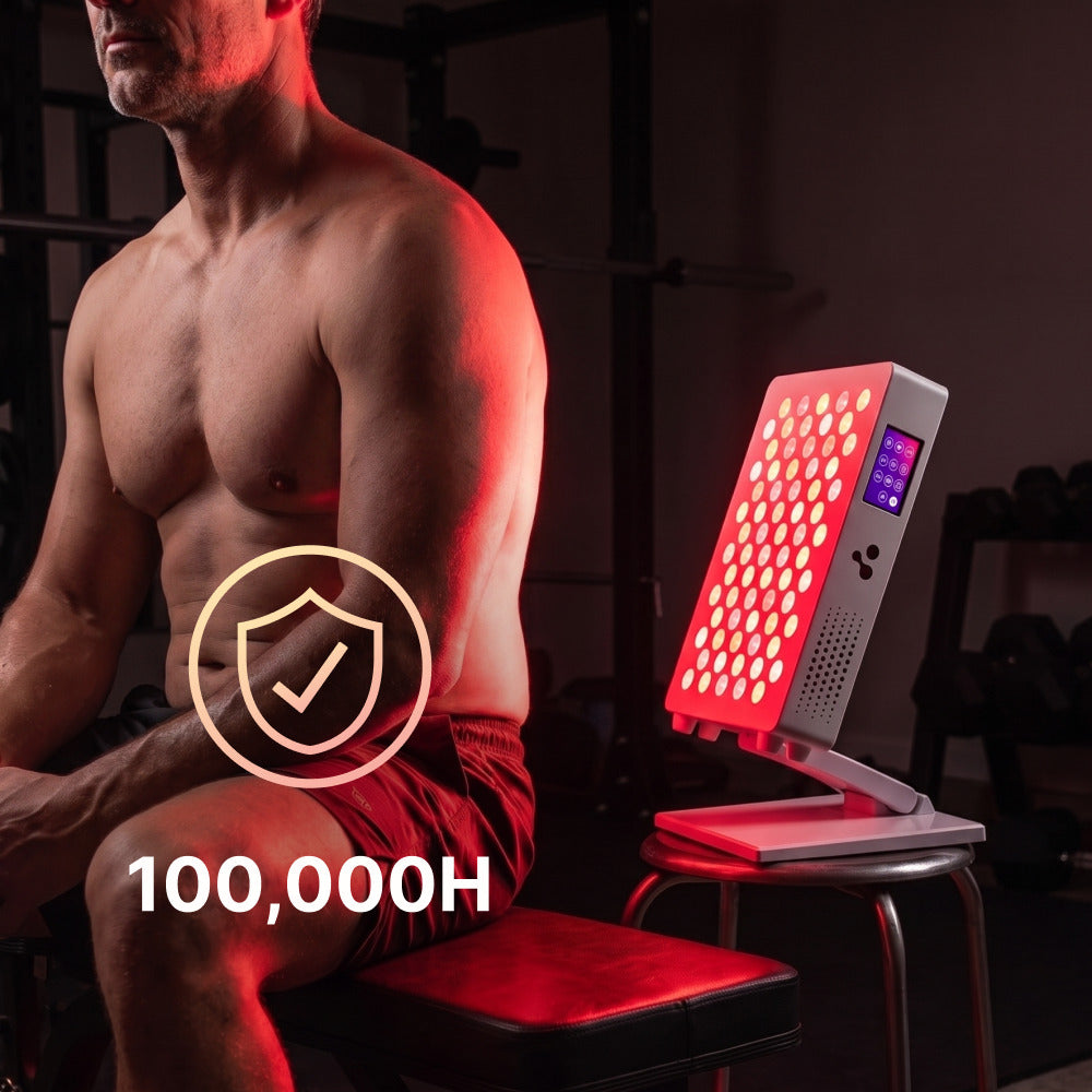 ATP Pro 350 roodlichttherapie paneel in een gym naast een man op een bankje, levensduur 100.000 uur