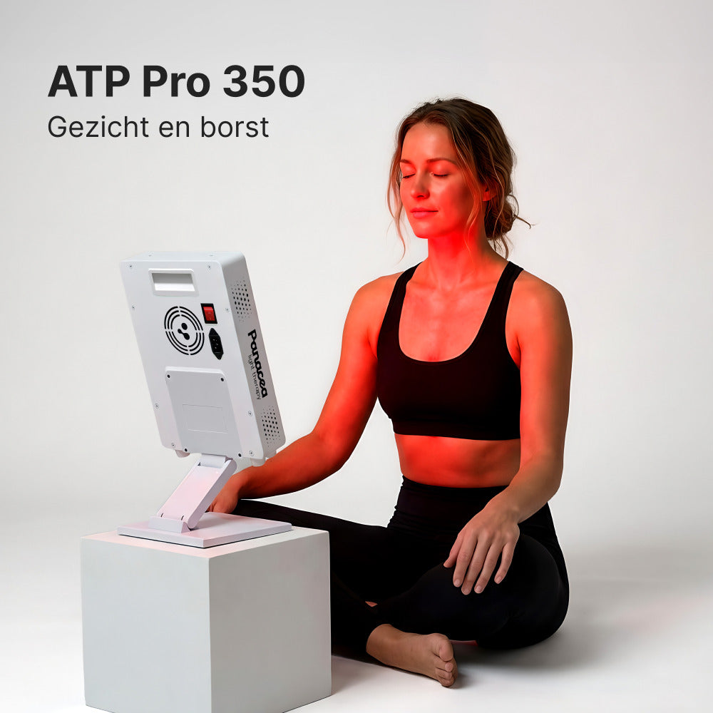 ATP Pro 350 roodlichttherapie paneel op bureaustandaard, voor gezicht en borst, vrouw zit ervoor