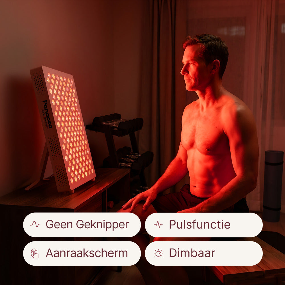 ATP Pro 700 in een thuisgym: man zit voor het paneel, geen geknipper, pulsfunctie, aanraakscherm, dimbaar