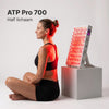 ATP Pro 700 roodlichttherapie paneel op een tafel, half lichaam, vrouw zit ervoor