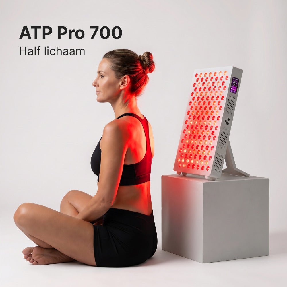 ATP Pro 700 roodlichttherapie paneel op een tafel, half lichaam, vrouw zit ervoor
