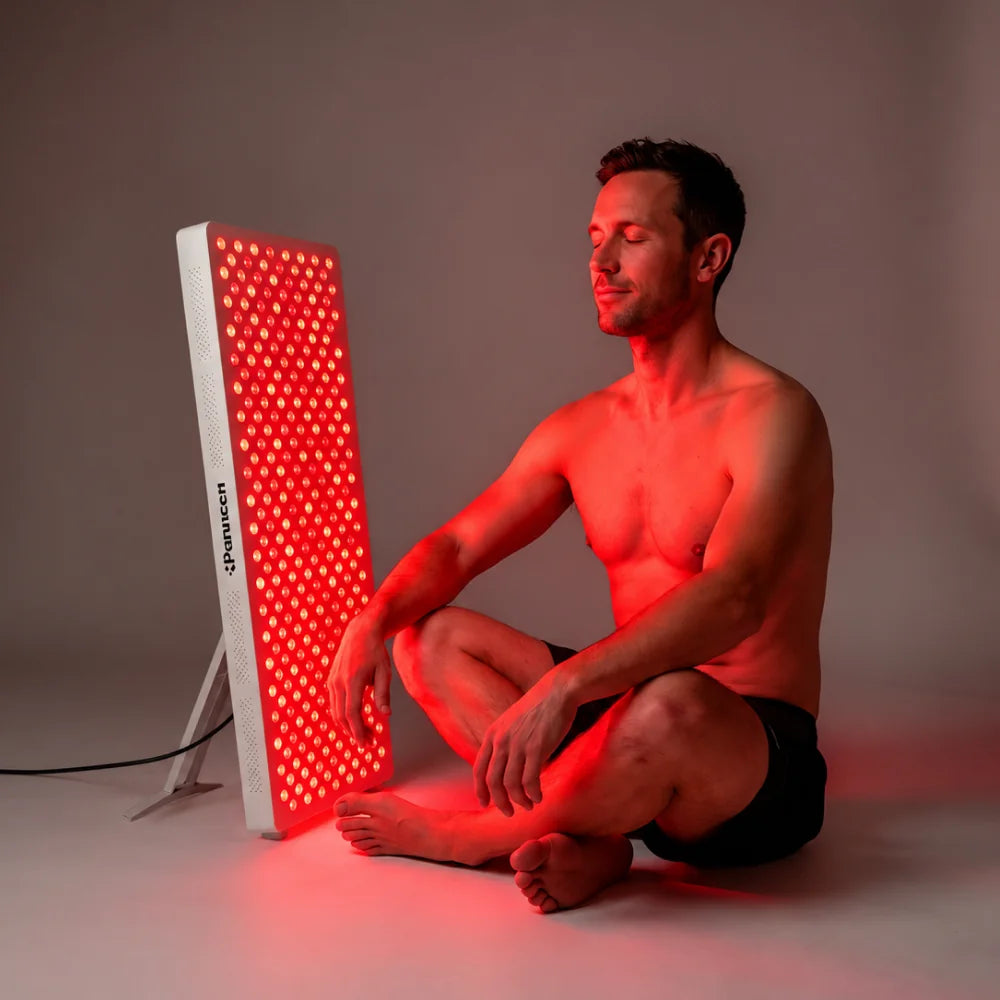 Man zit in kleermakerszit op de grond naast de ATP Pure 1500 op de uitklapbare standaard, rood licht aan