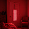 ATP Pure 1500 aan de deurhaak opgehangen in een slaapkamer met rood licht aan