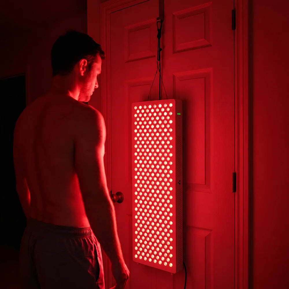 Man staat met zijn rug naar de ATP Pure 1500 die aan de deur hangt, rood licht aan