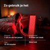 Vrouw zit op de slaapkamervloer voor de ATP Pure 1500: 7 tot 20 cm afstand, 15 tot 20 minuten, 3 tot 6 keer per week op de blote huid