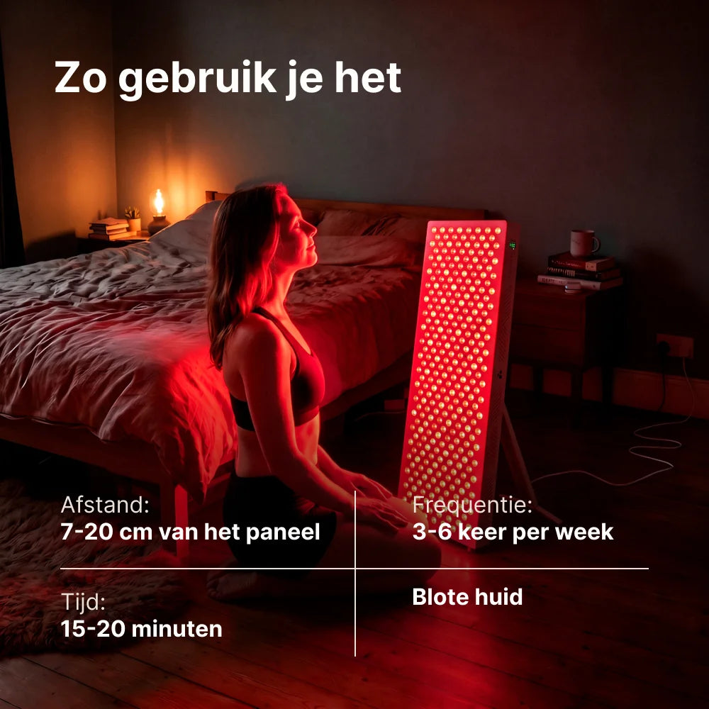 Vrouw zit op de slaapkamervloer voor de ATP Pure 1500: 7 tot 20 cm afstand, 15 tot 20 minuten, 3 tot 6 keer per week op de blote huid