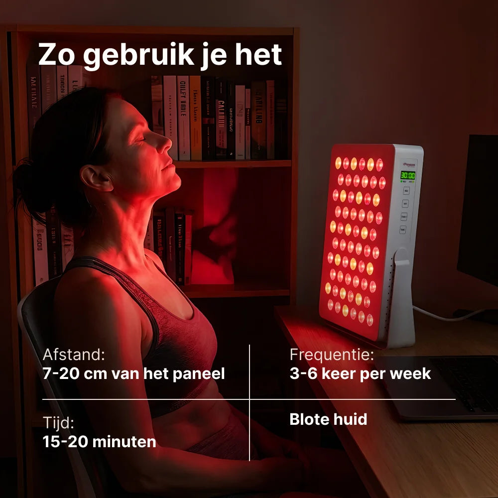 Vrouw zit aan een bureau voor de ATP Pure 300: 7 tot 20 cm afstand, 15 tot 20 minuten, 3 tot 6 keer per week op de blote huid