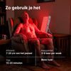 Oudere man zit in een fauteuil voor de ATP Pure 700: 7 tot 20 cm afstand, 15 tot 20 minuten, 3 tot 6 keer per week op de blote huid