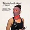Vrouw draagt het Panacea LED Masker met hals- en décolletéstuk: compleet anti-aging systeem voor gezicht, hals en borst in één behandeling