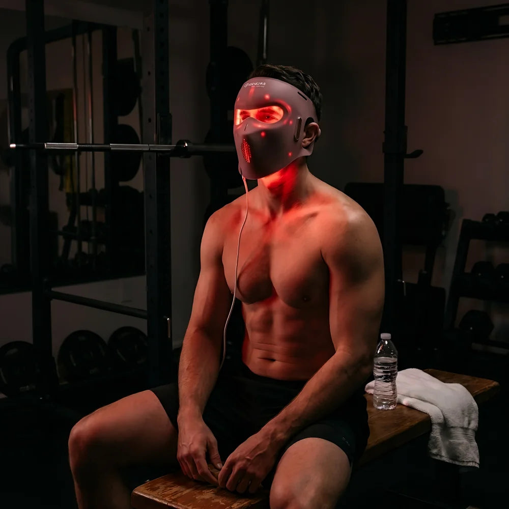 Man draagt het Panacea LED Masker na de training in de sportschool