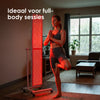 Twee gekoppelde ATP Pro panelen op standaard in de woonkamer, ideaal voor full-body sessies, vrouw in yogahouding