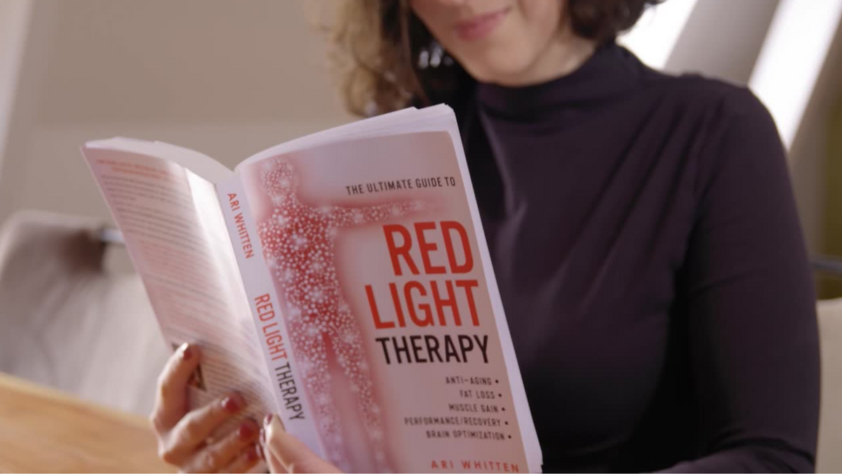 Chaya lee un libro sobre terapia de luz roja