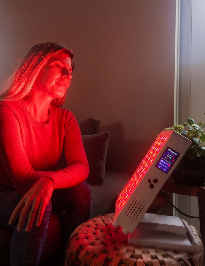 Vrouw zit voor een ATP Pro paneel in het rode licht